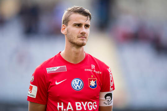 Örgrytes Johan Hammar på line up innan fotbollsmatchen i