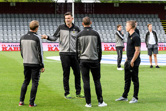 Elfsborgs målvakt Kevin Stuhr Ellegaard pratar med några