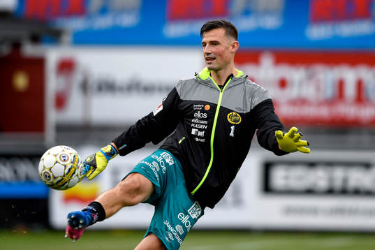 Elfsborgs målvakt Kevin Stuhr Ellegaard värmer upp