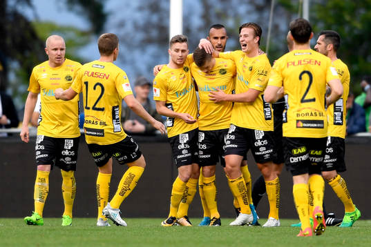 Elfsborgs Samuel Holmén jublar med lagkamrater