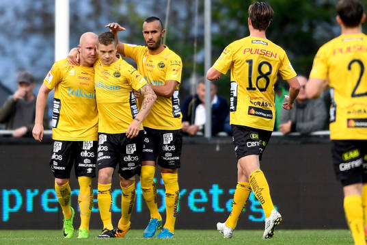 Elfsborgs Samuel Holmén jublar med lagkamrater