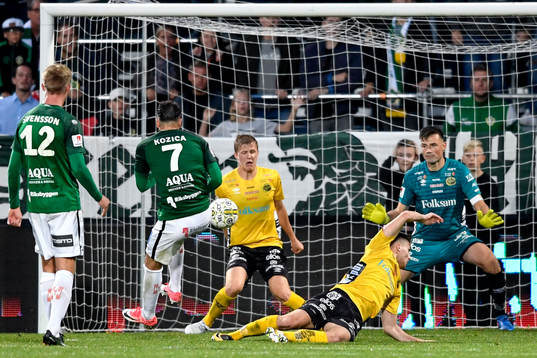 Jönköpings Dzenis Kozica skjuter bollen på armen på