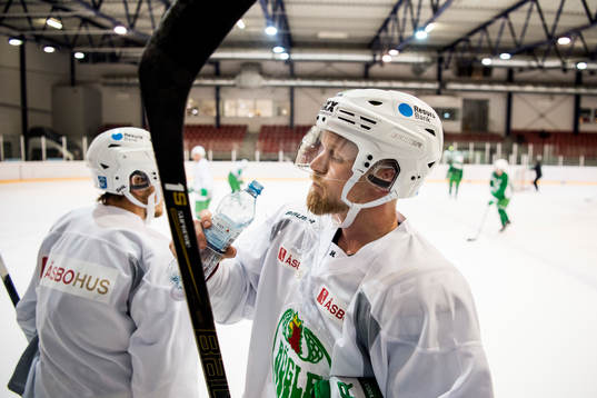 Rögles Ted Brithén dricker vatten