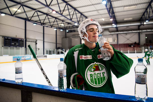 Rögles Filip Karlsson dricker vatten