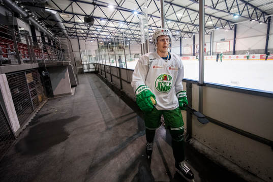 Rögles Jesper Williamsson lämnar isen