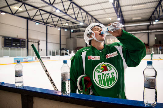 Rögles Filip Karlsson dricker vatten
