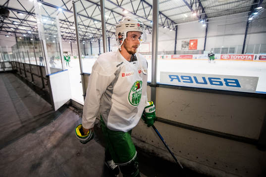 Rögles Sebastian Collberg lämnar isen