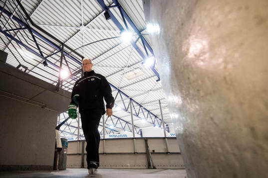 Rögles tränare Anders Eldebrink lämnar isen