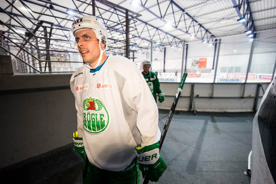 Rögles Daniel Widing lämnar isen