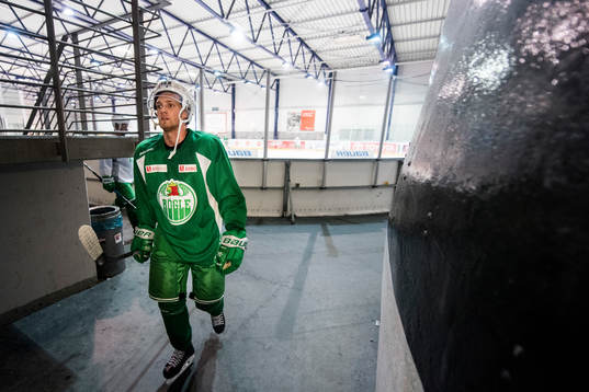 Rögles Simon Ryfors lämnar isen