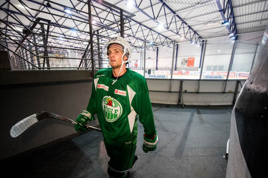 Rögles Simon Ryfors lämnar isen