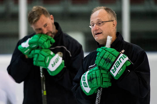 Rögles tränare Anders Eldebrink och i bakgrunden