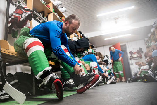 Rögles Jack Connolly klär på sig i omklädningsrummet