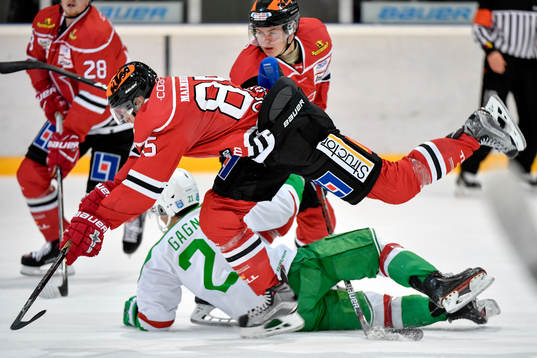 Örebros Kalle Olsson faller över Rögles Kevin Gagné