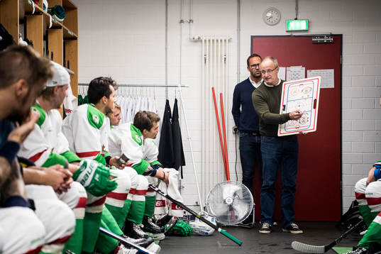 Rögles tränare Anders Eldebrink har genomgång med