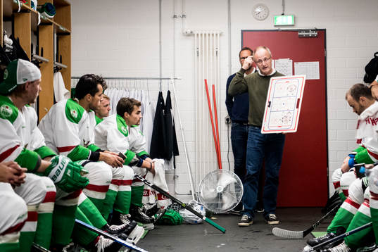 Rögles tränare Anders Eldebrink har genomgång med