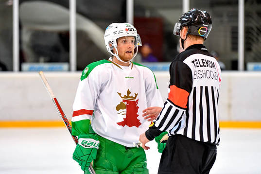 Rögles Simon Ryfors samtalar med domaren