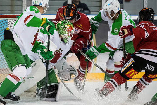 Örebros Glenn Gustafsson oroar vid Rögles målvakt Emil