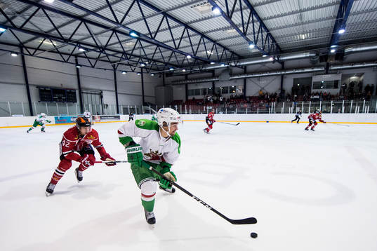 Rögles Kevin Gagné jagas av Örebros Kalle Jellvert