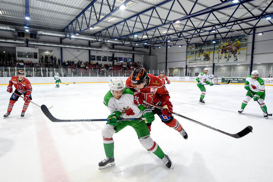 Örebros Glenn Gustafsson tacklar Rögles Sebastian Collberg
