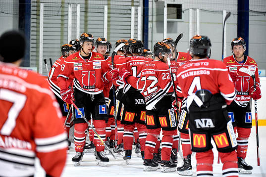 Örebros Filip Ahl jublar med lagkamraterna