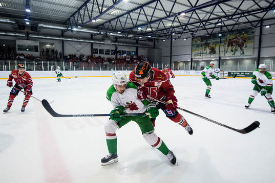 Örebros Glenn Gustafsson tacklar Rögles Sebastian Collberg