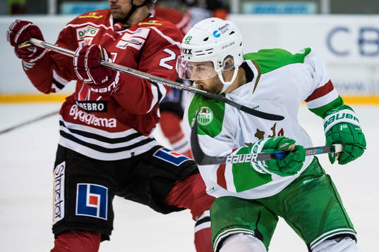 Rögles Sebastian Collberg får en klubba i ansiktet av