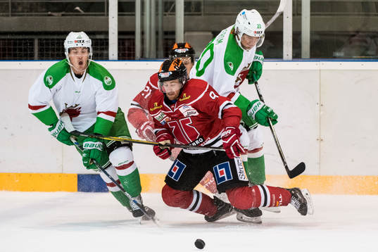 Rögles Bryan Lerg och Mathias From mot Örebros Rodrigo