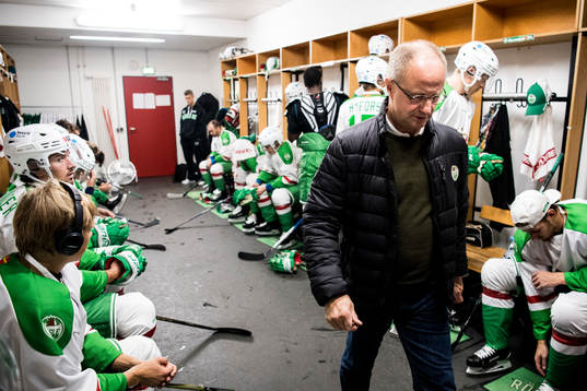 Rögles tränare Anders Eldebrink i omklädningsrummet