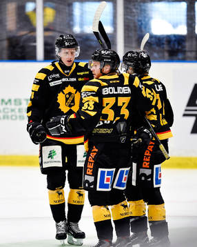 Skellefteås Sebastian Ohlsson jublar med lagkamrater