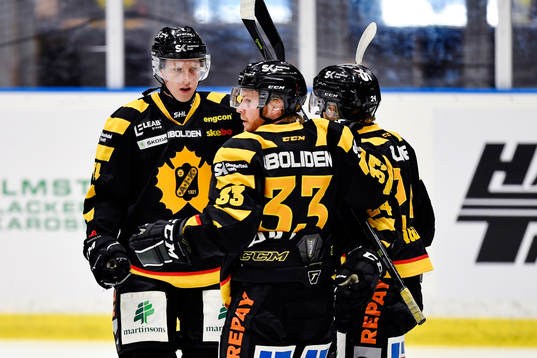 Skellefteås Sebastian Ohlsson jublar med lagkamrater