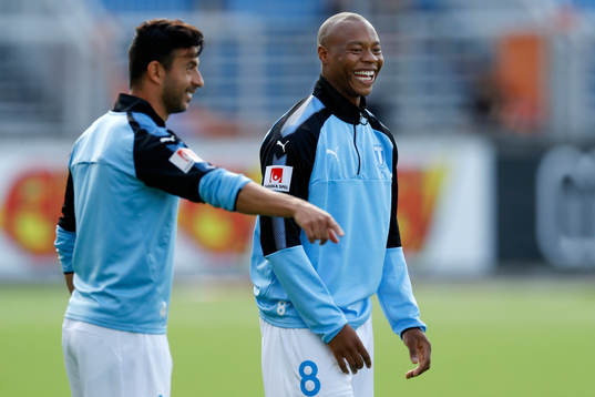 Malmö FFs Behrang Safari och Carlos Strandberg diskuterar