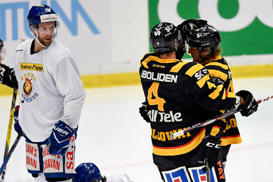 Skellefteås Bud Holloway jublar med målskytten till 2-1