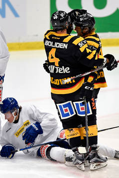 Skellefteås Bud Holloway jublar med målskytten till 2-1