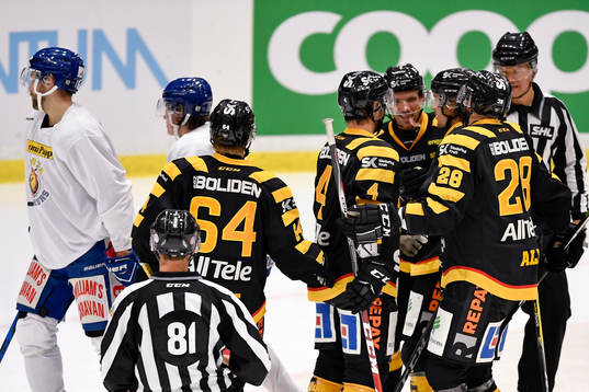 Skellefteås Bud Holloway och Johan Alm jublar med