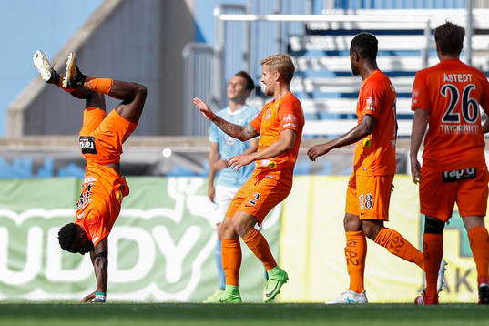 AFC Eskilstunas Mohamed Buya Turay jublar med Daniel
