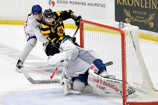 Skellefteås Bud Holloway bryter in mot mål
