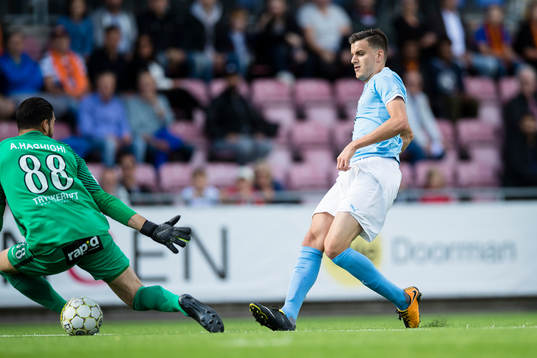 AFC Eskilstunas målvakt Alireza Haghighi räddar ett