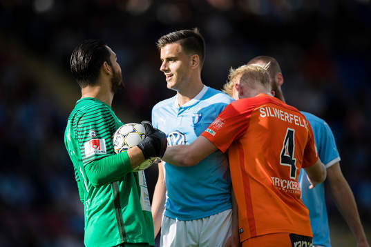 Malmö FFs Alexander Jeremejeff diskuterar med AFC