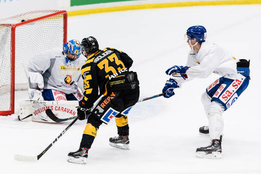 Skellefteås Sebastian Ohlsson framför Sparta Sarpsborgs