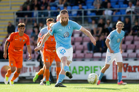 Malmö FFs Jo Inge Berget reducerar till 1-3 på straff