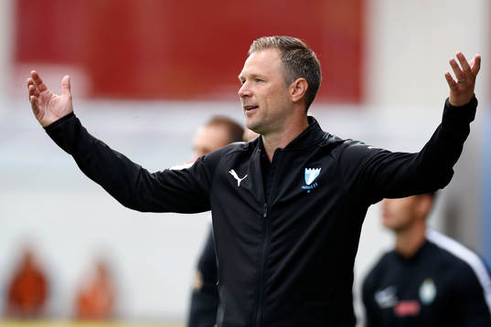 Malmö FFs tränare Magnus Pehrsson reagerar