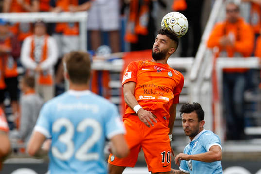 AFC Eskilstunas Omar Eddahri med Malmö FFs Behrang Safari