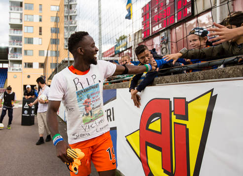 AFC Eskilstunas Mohamed Buya Turay tackar fansen
