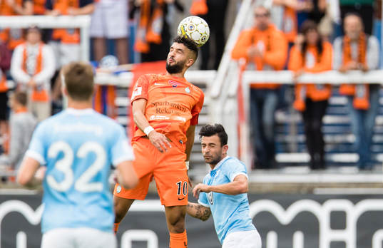 AFC Eskilstunas Omar Eddahri når högst i en duell med