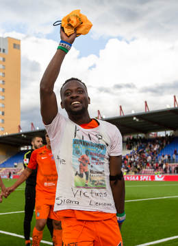 Tvåmålsskytten, AFC Eskilstunas Mohamed Buya Turay jublar