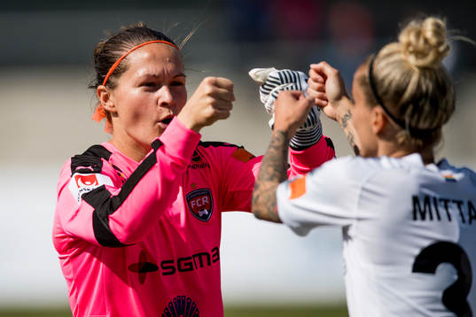Rosengårds målvakt Erin McLeod och Anja Mittag taggar upp