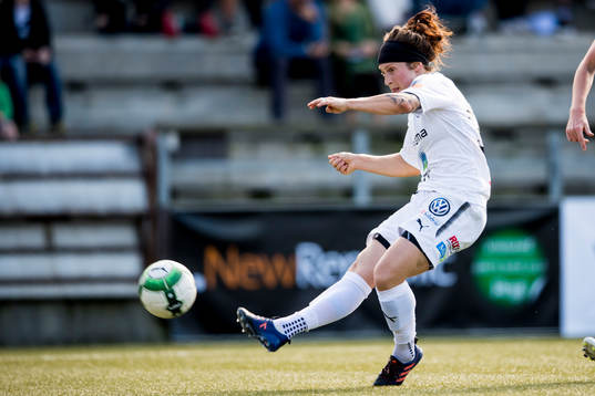 Rosengårds Ella Masar McLeod skjuter