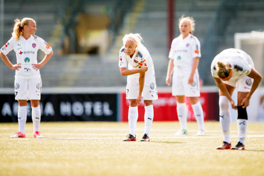 Rosengårds spelare med Caroline Seger i mitten deppar