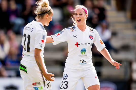 Rosengårds Anja Mittag kramas om av Jenna Hellstrom